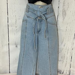 Forever 21, Super High Waisted Light Wash 90s Wide Leg Cropped Jeans Size 26 New